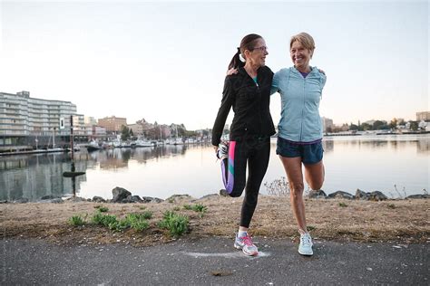 Healthy Mature Women On Urban Morning Run Together Del Colaborador De