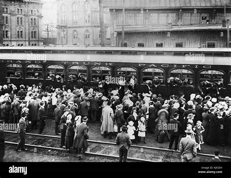 Crowds As Soldiers Leave Union Station 1914 Stock Photo Alamy