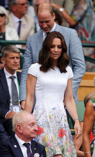 Kate Middleton A Wimbledon Tifa Per Roger Federer E Lo Bacia Guarda Le Foto People