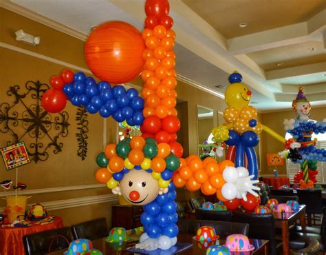 Fun circus party ideas for circus theme invitations, decorations, party games, activities, party food and much more. Circus Balloon Decoration | Party Favors Ideas