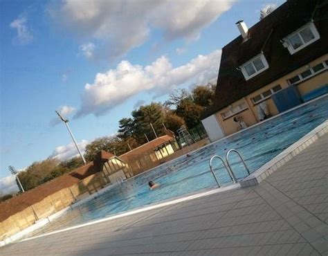 Tous nos cours sont encadrés par des moniteurs de tennis diplômés, passionnés et compétents. Piscine du Tennis Club du Touquet - Nageurs.com