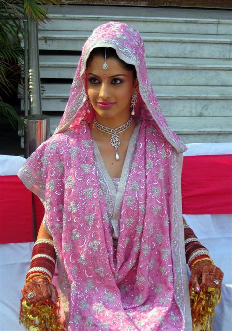 Indian Hot Girls Desi Brides Makeup Jewelery And Dresses Just In Fashion
