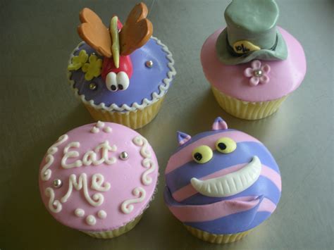 I thought a lot about how to make the alice in wonderland cake decoration. Alice in Wonderland cupcakes by Look Cupcake