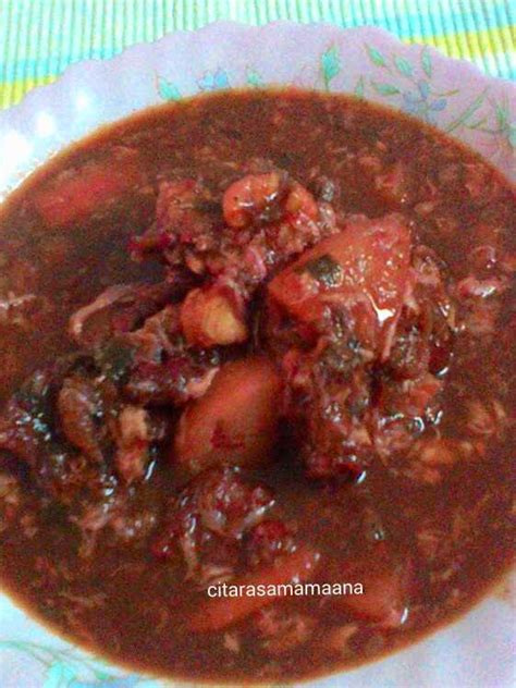 Di dalam periuk, masukkan air, bawang merah, bunga lawang, kayu manis, daging lembu, tulang lembu dan minyak jagung dan biarkan ia mendidih atas api sederhana sehingga daging lembu. .: SUP TULANG MERAH SINGAPURA