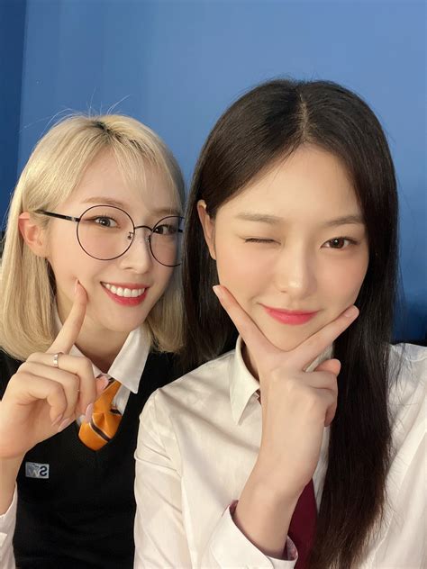 이달의 소녀looΠΔ On Twitter 현진 Hyunjin 오랜만에 교복 입었어요🤩 이달의소녀 Loona