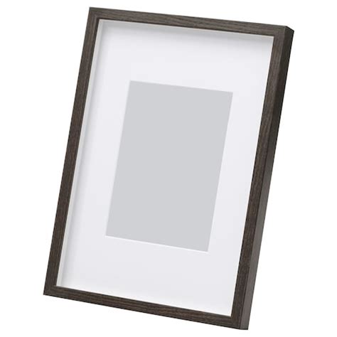 Le cornici e le fotografie sul pavimento, in cerchio. Cornici e immagini - IKEA