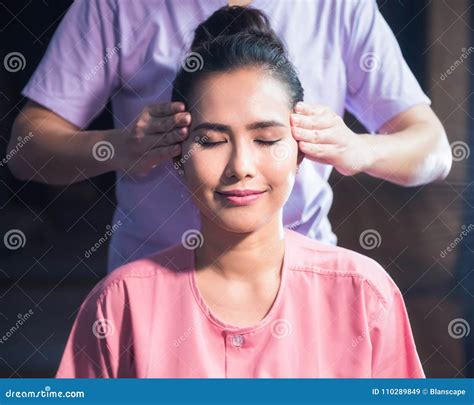 massage thaïlandais principal à la fille de beauté image stock image du mignon santé 110289849