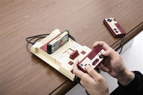 テレビゲームで遊ぶ大人たちの写真素材 ぱくたそ