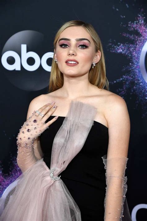 Meg Donnelly at AMA's | Celebridades, Actrices, Postres coloridos