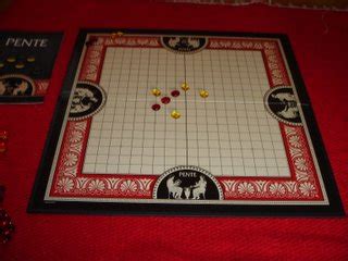 Las mesas tienen otra estupenda utilidad además de poder comer sobre ellas, sirven para jugar. Mesa de juegos: Pente