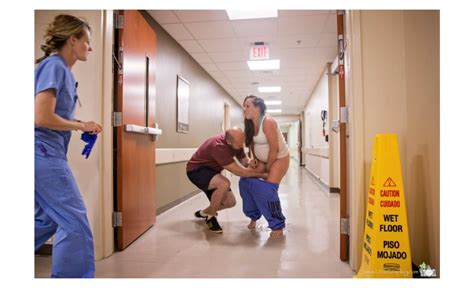 Beautiful Photos Tell The Story Of Mama Giving Birth In Er Hallway Mothering
