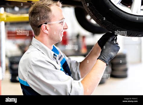 Auto Service Handsome Check Hi Res Stock Photography And Images Alamy