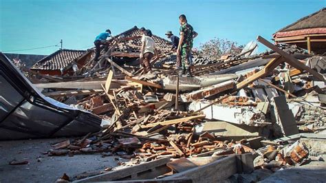 Indonesia Earthquake At Least 98 Dead And 20 000 Homeless The New York Times