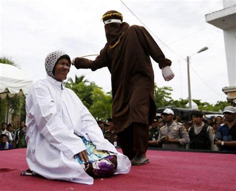tira una brutta sharia in indonesia frustate a chi fa sesso prima del matrimonio cronache