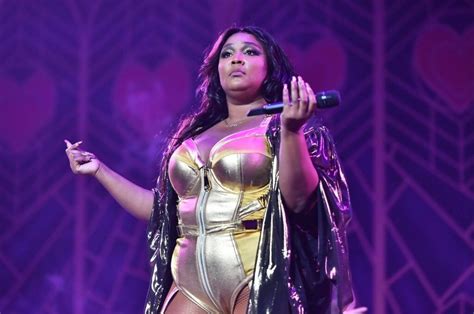 Lizzo, who won the category last year for truth hurts, shared two photos on instagram of the pair styles and lizzo have been pals for several years now. Conheça Lizzo, a cantora de pop que quebra padrões