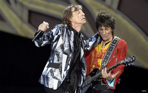 Ronnie wood and sally wood pose with twins alice and gracie. The Rolling Stones celebran el 67 cumpleaños de Ronnie ...