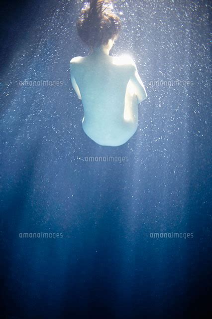 水中の裸の女性 11004070653 写真素材ストックフォト画像イラスト素材アマナイメージズ