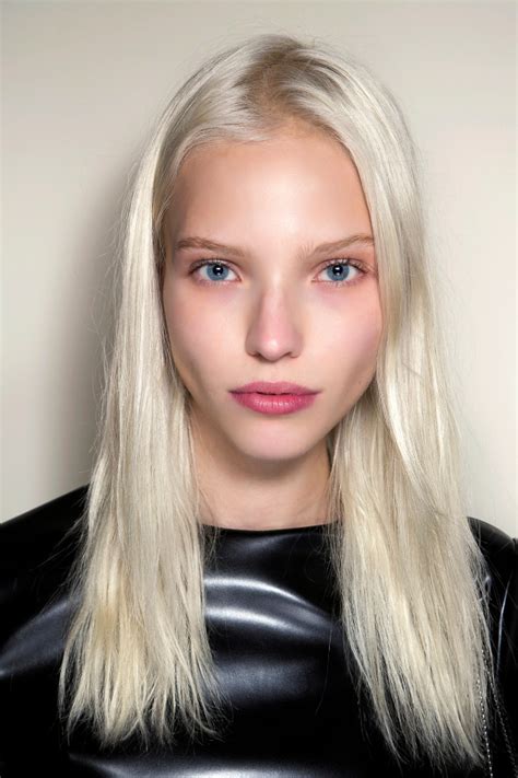 Depending on the shade you choose, you can have a natural how long you wait for the dye to process depends on the brand of dye that you are using, so be sure to read the instructions. 30 Platinum Blonde Hair Color Shades And Styles