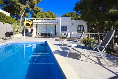 Consta de un amplio salon con terraza, cocina independiente con galeria, aire acondicionado. Alquiler casa de vacaciones en Tarragona