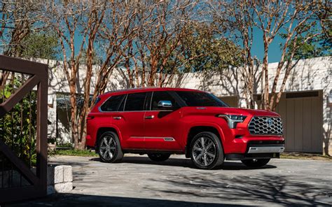 Comparison - Toyota Sequoia TRD Pro 2023 - vs - Toyota Sequoia Capstone