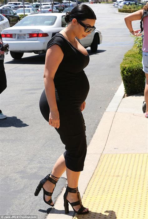 Pregnant Kim Kardashian Is Craving Kris Jenners Desserts Daily Mail