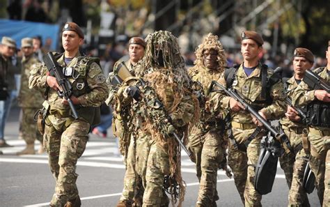 Propietario arte gráfico editorial argentino s.a. El desfile militar por los festejos del 25 de mayo ...