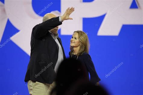 Mark Levin Y Julie Strauss Levin En Cpac Covention Protecting America