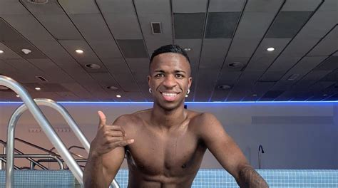 Vinícius josé paixão de oliveira júnior, commonly known as vinícius júnior or vini jr., is a brazilian professional footballer who plays as. Vinícius Junior posta foto na piscina e seguidores ...