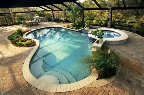 Darin kann man gut schwimmen, aber auch noch stehen und sich gemütlich unterhalten. Pool im Garten bauen - Tipps, die Ihnen bei der Planung ...