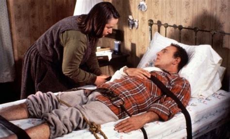 Misery è la creatura letteraria di uno scrittore che ha avuto enorme successo proprio in virtù di quel personaggio. Il cavaliere oscuro e Misery non deve morire stasera sui canali tv Mediaset e Sky | FareFilm.it