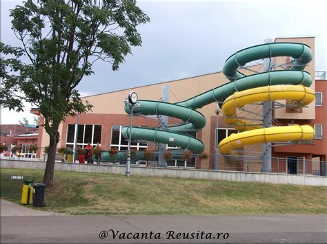 Megérkezésünkkor fás, árnyékos parkolóra lettünk figyelmesek. Aquapark-ul Gyoparosfurdo din Oroshaza - Vacanță Reușită