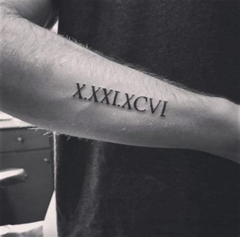 Die geschichte der zeitmessgeräte umfasst die entwicklung von technischen geräten zur messung der zeit von der frühgeschichte bis zur gegenwart. Pin en tattoo