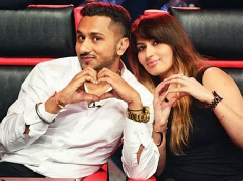 Delhi's tis hazari court has issued a notice to the singer, seeking his. Shalini Singh Biography Yo Yo Honey Singh's Wife - Matpal