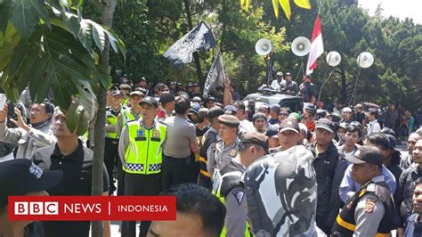 Puluhan Orang Bubarkan Acara Ahmadiyah Di Bandung Panitia Pasrah Polisi Bantah Mendampingi