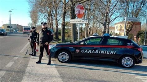 Guida Un Auto Rubata Con Una Pistola In Tasca Poi Aggredisce I