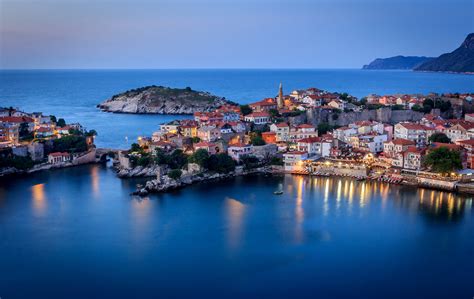 Amasra, denizden alınıp karaya verilen balıkların, doğadan alınıp insana verilen nimetlerin kapısını hep açık tutmaya çalışan insanların kentidir. Amasra - Premium Travel