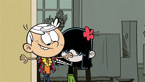 Image S1e05b Lucy Gives Lincoln A Tropical Shirtpng The Loud House