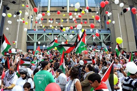 A athènes, paris, bruxelles et berlin, des manifestants ont affiché leur soutien à la cause palestinienne, dénonçant les bombardements d'israël sur gaza, tandis qu'à rome et berlin. Belgique/Palestine: Manifestation mardi des réfugiés ...