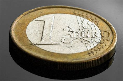 One Euro Coin Edoardo Nicolino Consulente Finanziario