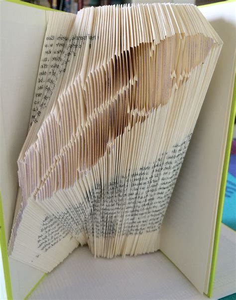 Wer ein ausrangiertes buch zu hause hat und es eigentlich nicht mehr haben möchte, kann daraus auch etwas sehr schönes machen. Buch Origami Book folding feather | Bücher falten vorlage ...