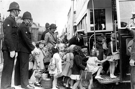 25 Photos Showing How The Second World War Changed Portsmouth Beyond