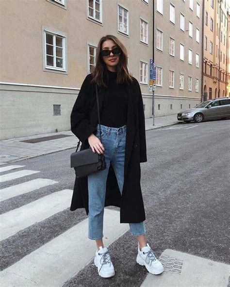 Follow These Fashion Girls For A Lesson In Minimalist Style