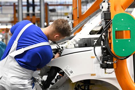 VW fährt Produktion wieder hoch HIER rollen wieder Fahrzeuge vom Band
