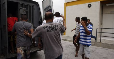 Jovens são mortos na Baixada Fluminense PM ocupa favela BOL Fotos