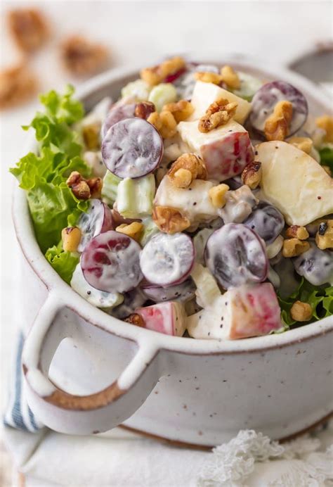 Se puede servir con pasas para dar un toque dulce o con queso roquefort para hacerla aún más salada y sabrosa. Receta de ensalada Waldorf con aderezo de semillas de amapola -