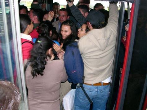 Cerradas las estaciones héroes, calle 85 y virrey. EL MURO DEL BARRIO: LA CONGESTION EN TRANSMILENIO ES ...