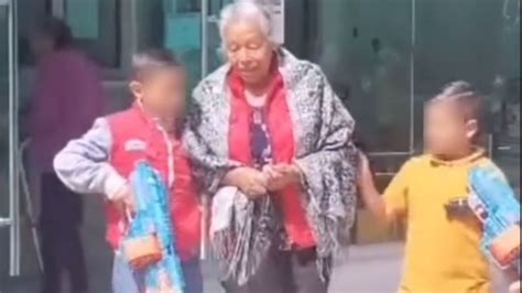 VIDEO niños custodian a su abuelita cuando cobra su pensión del Bienestar en un banco El