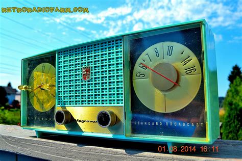 Stunning Aqua Blue Retro Jetsons 1957 Magnavox C5 Tube Am Clock Radio