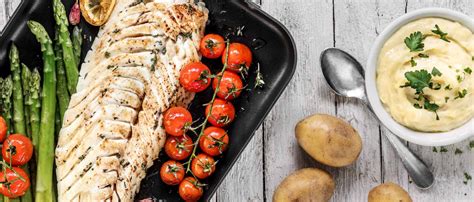 Es ist eine ganz ungewöhnliche art, dorsch zu kochen: Gebratene Dorschfilets mit grünen Spargeln | Manor in 2020 ...