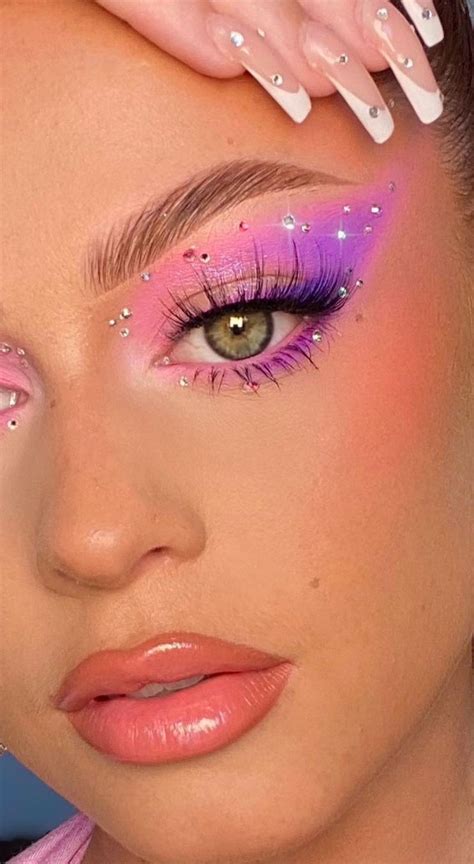 30 Spring Makeup Trends 2022 Pink Purple Ombre Eyeshadow And Crystal